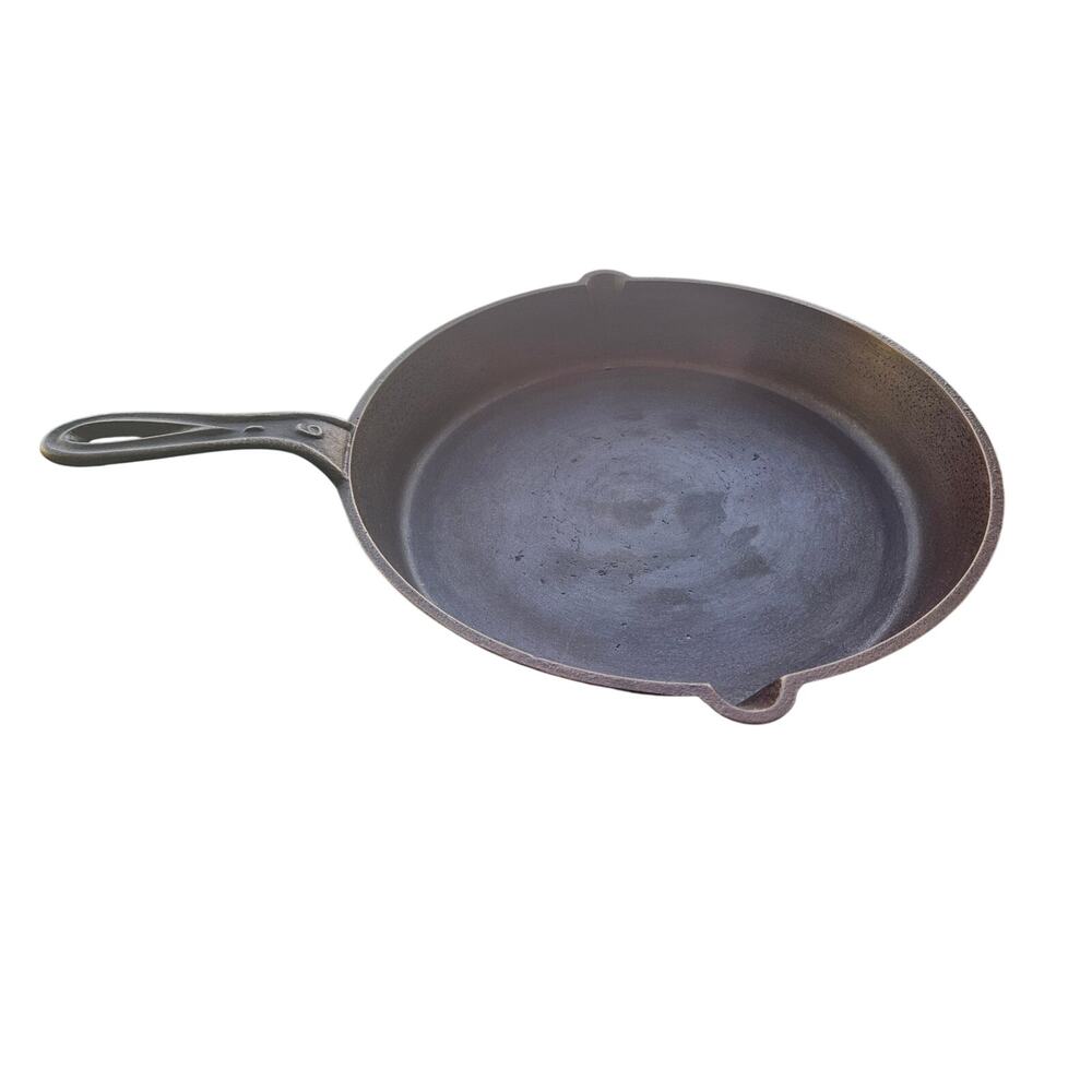 Antique pre 1900 Large cast iron frying pan with gate mark 11.5 inch Dia.